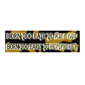 以下が含まれることがあります： 「BORN TOO LATE TO KILL GOD, BORN TOO EARLY TO BECOME HER」という白と金の文字が書かれた黒い長方形のグラフィック。背景には金色の炎のようなデザインがあります。
