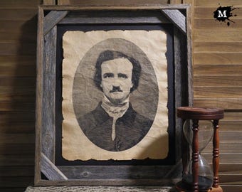 Può includere: Un ritratto in bianco e nero di Edgar Allan Poe in una cornice di legno rustica. Il ritratto è stampato su carta testurizzata ed è circondato da un passepartout nero.