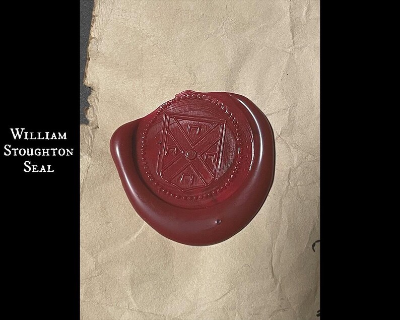 Op de afbeelding: Een dieprode waszegel met een gedetailleerd wapenontwerp, tegen een achtergrond van getextureerd, verouderd papier. De zegel is cirkelvormig met een ingewikkeld patroon. Tekst links luidt "William Stoughton Seal".