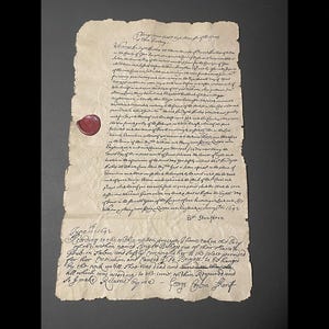 Op de afbeelding: Een oud perkamentdocument met handgeschreven tekst en een rode waszegel. Het papier is verouderd, met kreukels en scheuren. De tekst is in een formeel schrift, met de datum 1692 zichtbaar. Het document lijkt een historisch document te zijn.