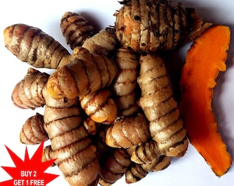 Könnte beinhalten: Nahaufnahme eines Stapels Kurkuma-Rhizome, einige mit Schale und einige geschält, mit einer Scheibe Kurkuma, die das leuchtend orange Fruchtfleisch zeigt. Der Text "BUY 2 GET 1 FREE" befindet sich in einem roten Sternburst im unteren linken Eck. Der Text "TURMERIC RHIZOME" befindet sich in roter Schrift im unteren rechten Eck.