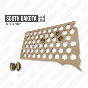 Puede incluir: Un recorte de madera del estado de Dakota del Sur con círculos para tapas de botellas de cerveza. El título "South Dakota Beer Cap Map" está en la parte superior del recorte. Las palabras "Laser Files" también están en la parte superior del recorte.