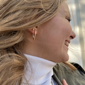 Boucles d'oreilles créoles avec pierres de zircone résistantes à l'eau AURELLA image 5