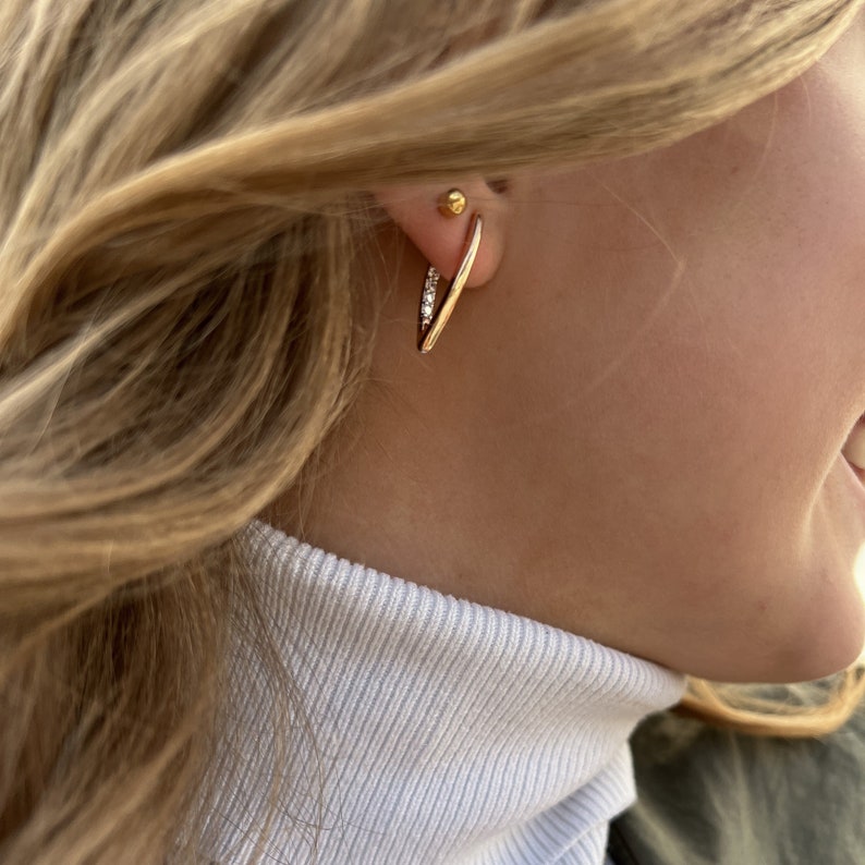 Boucles d'oreilles créoles avec pierres de zircone résistantes à l'eau AURELLA image 1