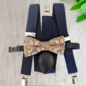 Set kinder vlinderdas kurk met blauwe patronen en blauwe bandjes, Collectie Ben Atelier Melythier