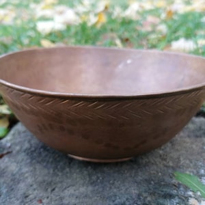 Cuenco de cobre vintage. Plato de cobre bordado vintage.