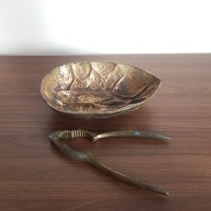Juego de latón coleccionable. Plato vintage de hoja de latón y cascanueces. Decoración retro. Expositor de joyas. Decoración rústica de mesa. Idea de regalo. Estilo mediados de siglo.
