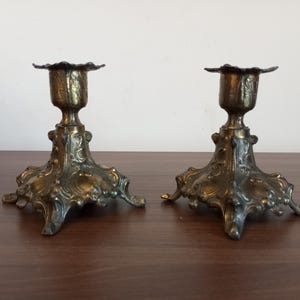 Vintage metalen kandelaars: set van 2. Decoratieve metalen kandelaar in barokstijl. Antiek geïnspireerde taps toelopende houders. Gotisch decor
