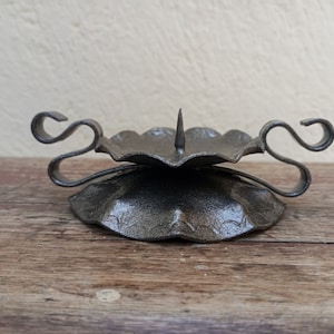 Kleiner Stumpenkerzenhalter aus Eisen. Mini Metall-Stumpenkerzenständer. Spike Kerzenhalter.