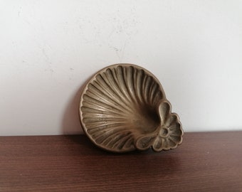 Sea shell footed brass dish. Vintage brass sea shell footed bowl. Vintage brass offering dish.