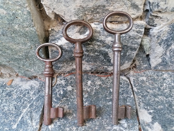 Vintage Skeleton Key – Antique Iron Key, Rustic Home Decor, Collectible Old Key – DIY Craft Supply