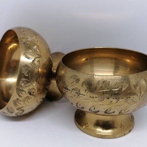 Vintage Messing Schalen. Messing Trinket Teller. Massive Messing Schalen. Set von zwei Messingschalen mit geätztem Blumendekor und erhöhtem Boden.