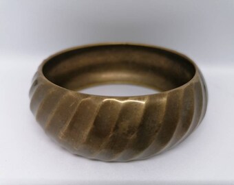 Vintage brass bracelet. Retro fashion jewelry. Vintage brass bangle.