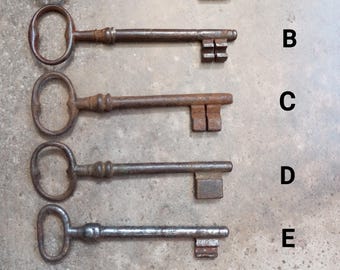 Vintage Skeleton Key – Antique Iron Key, Rustic Home Decor, Collectible Old Key – DIY Craft Supply