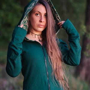 Smaragdgroene Elfen Hoodie met Lange Pixie Capuchon – Boho Jas met Shipibo Icaro Patroon – Warme Katoenen Ayahuasca Kleding
