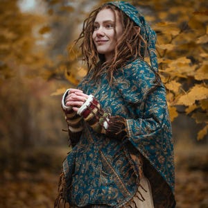 Elfen Poncho mit Langer Kapuze – Weiches Warmes Gnome Boho Poncho – Ethno Muster – Unisex Féerisch Festival Kleidung