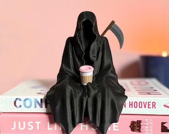 Figura de la Parca sentada en un estante / Decoración gótica para rincón de lectura / Academia oscura / Taza de té o café