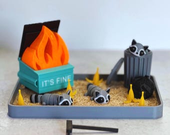 Jardín zen iluminado con temática de contenedores de basura en llamas: mapaches o pandas de basura, decoración de escritorio en miniatura.