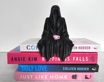 Figura de estantería de la Parca: Fantasma espeluznante con taza de té - Decoración gótica para el hogar