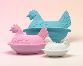 Imán gigante de gallina en nido: decoración vintage para nevera inspirada en Fenton