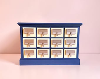 Archivador de fichas de biblioteca en miniatura, muebles para casa de muñecas a escala 1:6, decoración para amantes de los libros con 12 cajones.