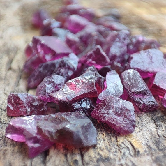  50 carats Natural Raw Rhodolite Garnet Stone, Tiny Rough for  Jewelry Making, Wire Wrapping Wholesale Gemstone Lot, Healing Crystals,  January Birthstone, DIY Gift : Handmade Products