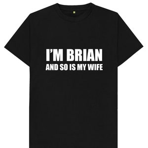 Puede incluir: Camiseta negra con texto blanco que dice "Soy Brian y mi esposa también."