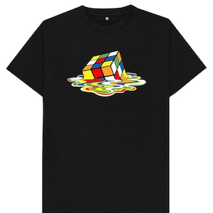 Op de afbeelding: Een zwart T-shirt met een kleurrijke, smeltende Rubik's Cube-afbeelding.