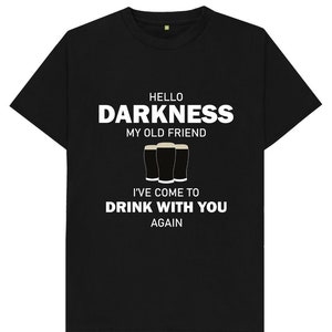 Op de afbeelding: Zwart t-shirt met de witte tekst "HELLO DARKNESS MY OLD FRIEND I'VE COME TO DRINK WITH YOU AGAIN". Het ontwerp bevat drie donkere bierglazen. Een casual, comfortabel t-shirt.