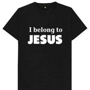 Op de afbeelding: Zwart T-shirt met witte tekst die "Ik behoor tot JEZUS" luidt.
