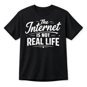 Può includere: T-shirt nero con la scritta bianca "The Internet is Not Real Life". Il testo è in un carattere in grassetto e stilizzato. La maglietta è a girocollo.