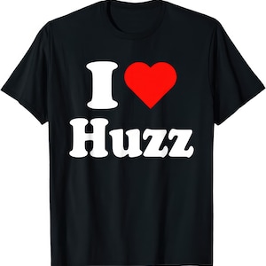 Op de afbeelding: Zwart T-shirt met de witte tekst "I ♥ Huzz", met een rood hart in plaats van het woord "love". Het shirt heeft een klassieke ronde hals.