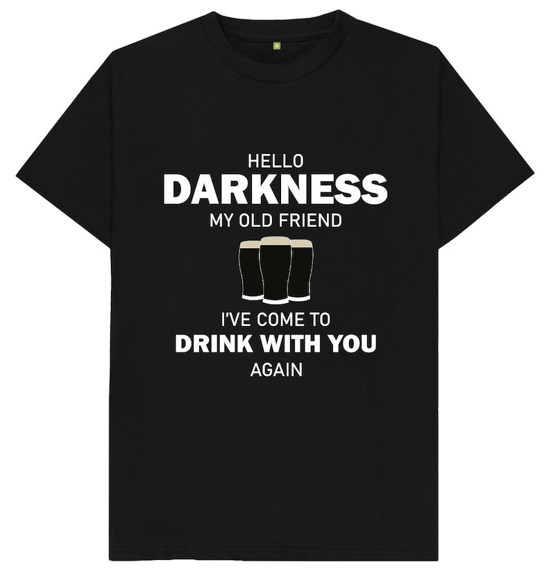 Op de afbeelding: Zwart t-shirt met de witte tekst "HELLO DARKNESS MY OLD FRIEND I'VE COME TO DRINK WITH YOU AGAIN". Het ontwerp bevat drie donkere bierglazen. Een casual, comfortabel t-shirt.