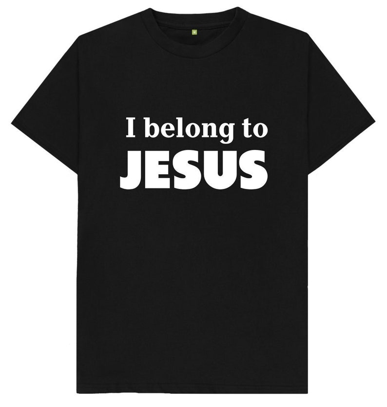 Op de afbeelding: Zwart T-shirt met witte tekst die "Ik behoor tot JEZUS" luidt.