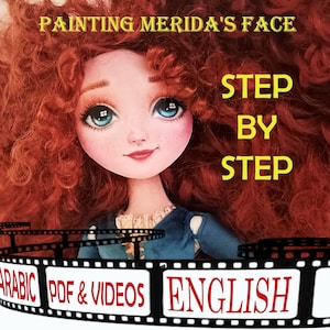 Op de afbeelding: Een close-up van het gezicht van een pop met rood krullend haar. De pop heeft blauwe ogen en draagt een blauwe jurk. De tekst "PAINTING MERIDA'S FACE STEP BY STEP" staat bovenaan de afbeelding. De tekst "ARABIC PDF & VIDEOS ENGLISH" staat onderaan de afbeelding.