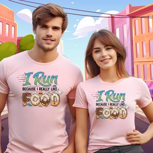 Könnte beinhalten: Zwei Personen tragen passende rosa T-Shirts. Die Shirts tragen den Text "I Run Because I Really Like Food" in Blau und Braun. Das Wort "Food" ist mit Donut-Bildern gestaltet.