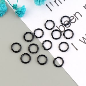 以下が含まれることがあります： ジュエリー作りやクラフトプロジェクトに最適な、12個の黒いジャンプリングのセットです。
