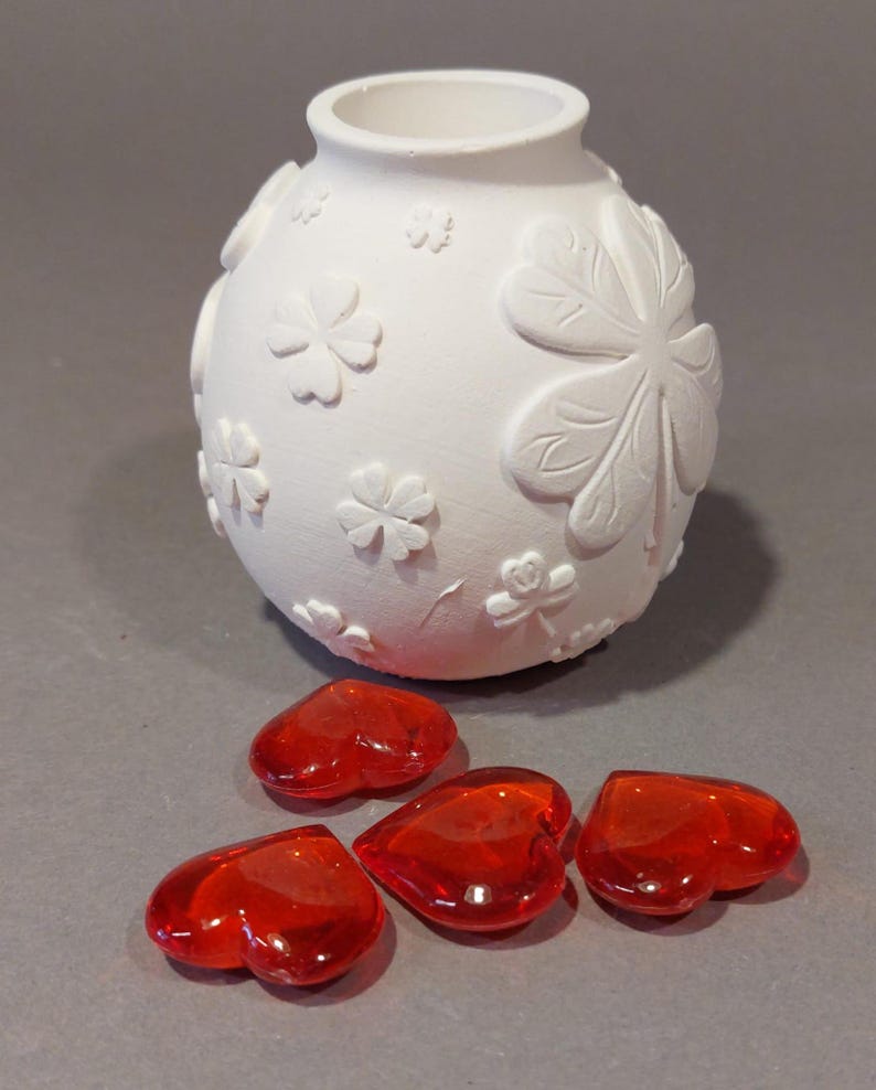 Kugelvase Raysin weiß – Vase mit Kleeblatt Relief – Florale Frühlingsdeko – Handgemachte Blumenvase Trockenblumen – Glücksbringer Geschenk Bild 1
