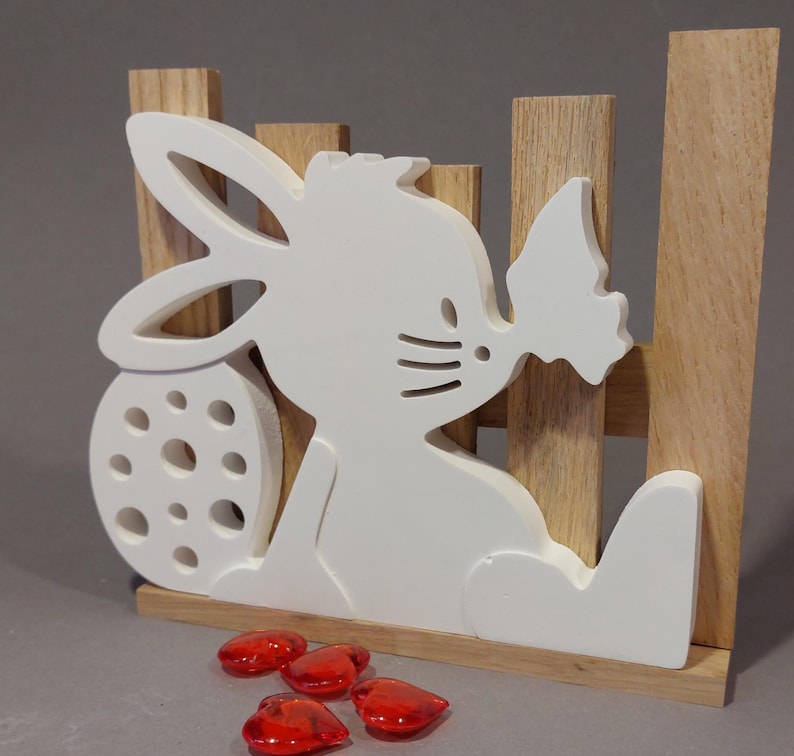 Osterdeko Aufsteller – Hase mit Schmetterling am Zaun Bild 1