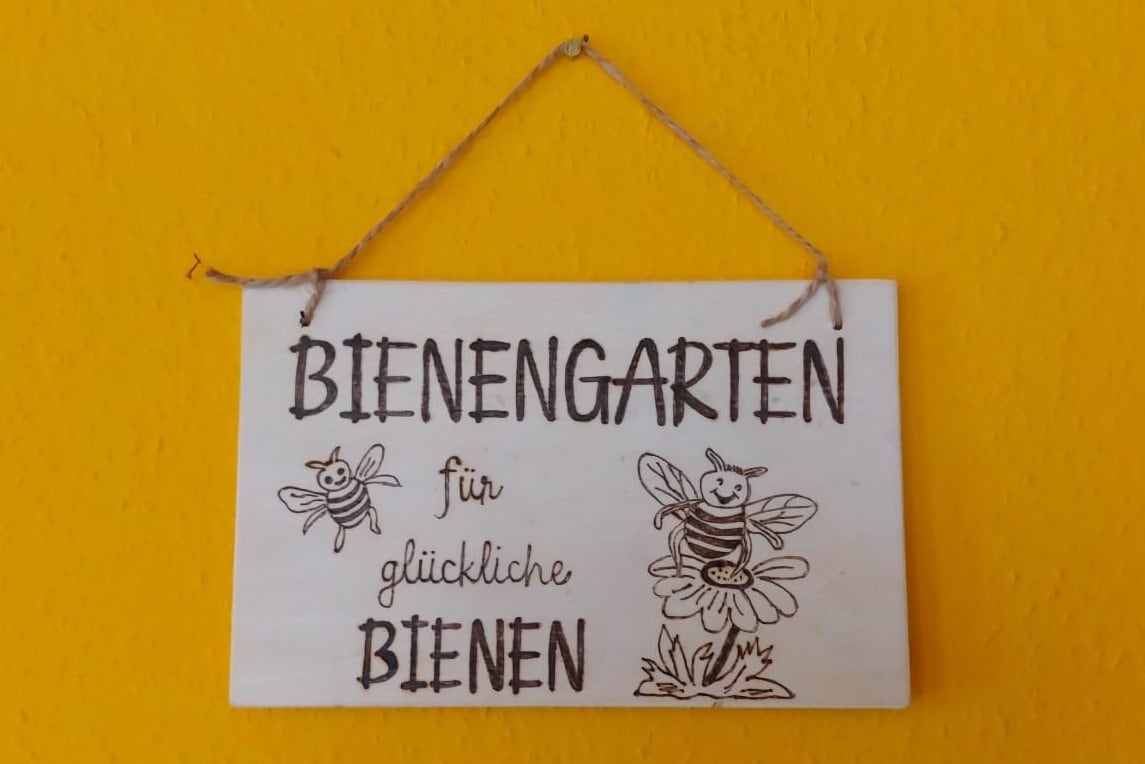 Schiefertafel „Bienengarten Für Glückliche Bienen“ – 22x16 Cm, Wetterfest, Mit Gravur & Juteband Zum Aufhängen