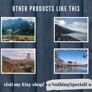 Peut inclure: Un collage de quatre photographies de paysages. L'image en haut &agrave; gauche montre un lac de montagne avec des montagnes enneig&eacute;es en arri&egrave;re-plan. L'image en haut &agrave; droite montre une plage avec une rang&eacute;e de parasols et une vue sur une cha&icirc;ne de montagnes. L'image en bas &agrave; gauche montre une ville avec un clocher d'&eacute;glise au centre. L'image en bas &agrave; droite montre une vue du Washington Monument avec des cerisiers en fleurs au premier plan. Le texte "visit my Etsy shop! @NothingsSpecialCo" est en bas du collage.
