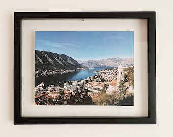 Baie de Kotor, Monténégro DIGITAL PRINT Wall Decor; Montagne européenne; montagnes mouchetées; Art de la mer Méditerranée; décor artistique unique