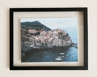Cinque Terre, Italie (Manarola) IMPRESSION NUMÉRIQUE; Art côtier européen; Positano; Art de la côte amalfitaine; Bateau de yacht européen; Salle de bain côtière unique