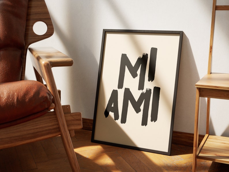 Peut inclure: Une impression encadr&eacute;e noire avec le texte "MI AMI" en caract&egrave;res gras blancs sur un fond cr&egrave;me.