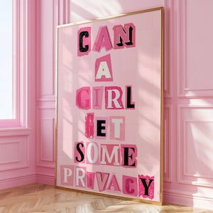 Impresión divertida y estética rosa para el baño, letras de álbum de recortes de moda, arte de pared, decoración del hogar preppy, póster para el tocador, arte maximalista colorido para el baño