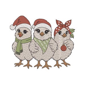 Peut inclure: Motif brodé de trois poussins de dessin animé vêtus pour les fêtes. Ils portent des bonnets de Père Noël, des écharpes et un bandeau à pois. Un poussin tient une boule rouge. Le motif est en beige, rouge, vert et blanc.