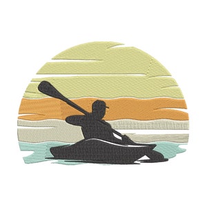 Puede incluir: Diseño bordado de un kayakista remando en el agua, con un atardecer en capas en tonos amarillos, naranjas y azules. El kayakista y el kayak están representados en gris oscuro, creando una silueta.