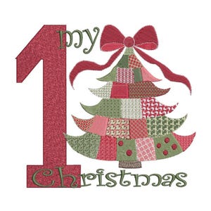 Peut inclure: Motif brodé avec un grand chiffre 1 rouge, les mots "my" et "Christmas" en vert, et un sapin de Noël en patchwork avec un nœud rouge. L'arbre est composé de divers morceaux de tissu à motifs rouges et verts.