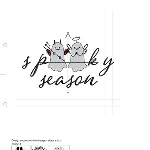Op de afbeelding: Een borduurontwerp met de tekst "spooky season" in een speels lettertype, vergezeld van twee cartoongeesten, een duivel en een engel. Het ontwerp meet 12,49 cm bij 6,89 cm.