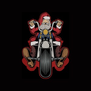 Könnte beinhalten: Gesticktes Bild von Santa Claus auf einem Motorrad. Santa trägt seinen traditionellen roten Anzug und Hut mit weißem Bart und Handschuhen. Das Motorrad ist silber und schwarz, mit einem gelben Scheinwerfer. Der Hintergrund ist schwarz.